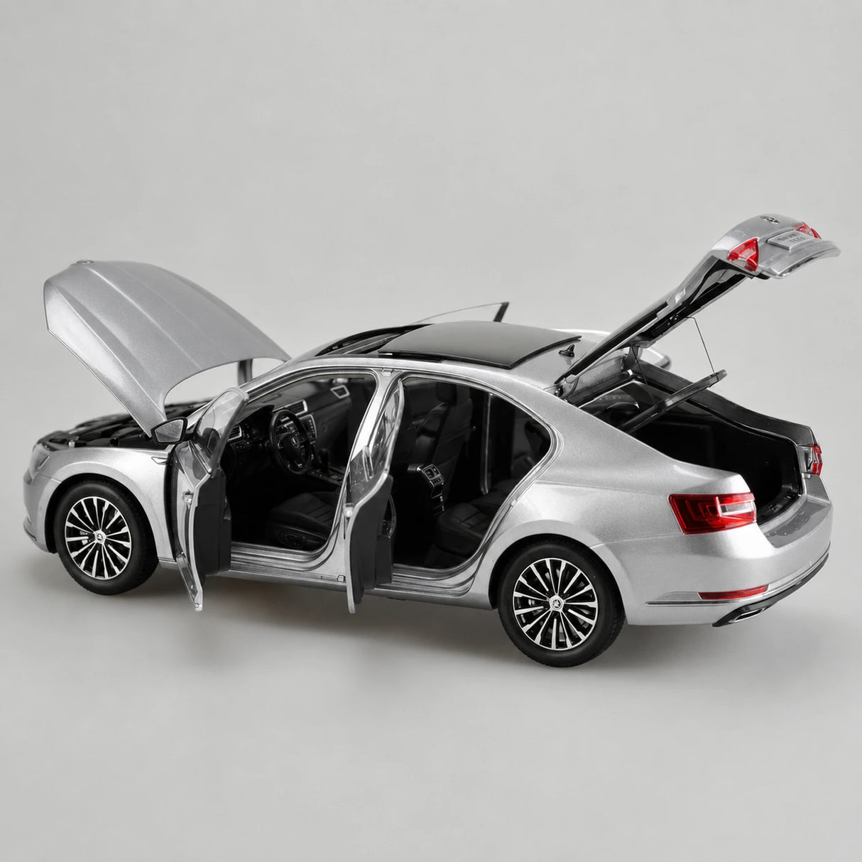 OEM Skoda 2008 Superb Silver 1:18 – Collectible Diecast Model Die-Cast