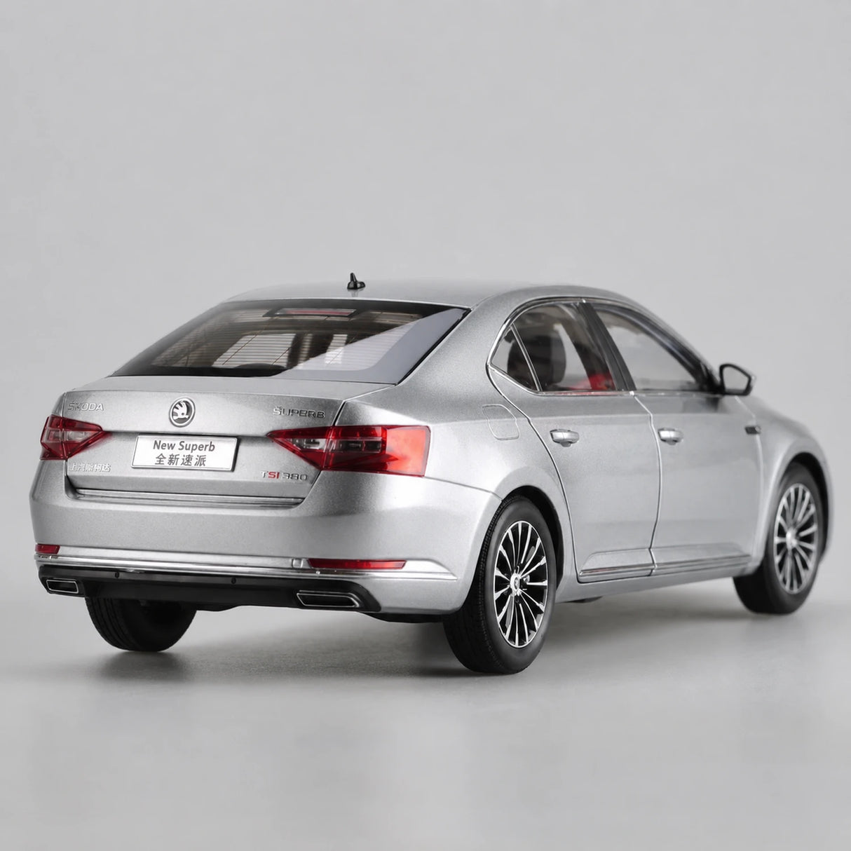 OEM Skoda 2008 Superb Silver 1:18 – Collectible Diecast Model Die-Cast
