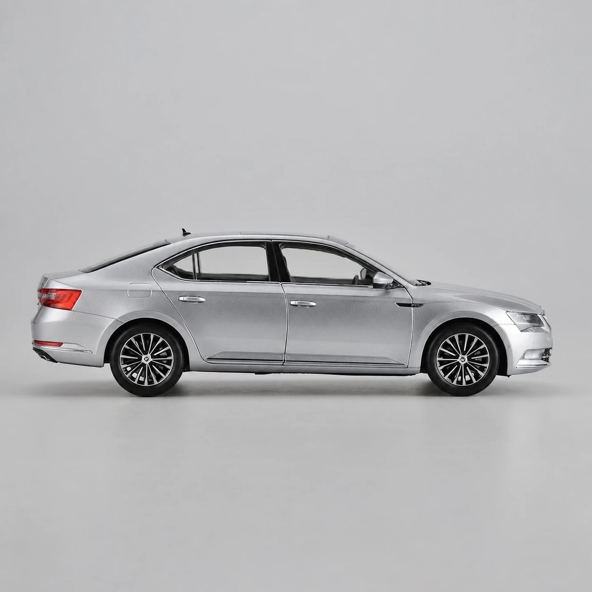 OEM Skoda 2008 Superb Silver 1:18 – Collectible Diecast Model Die-Cast