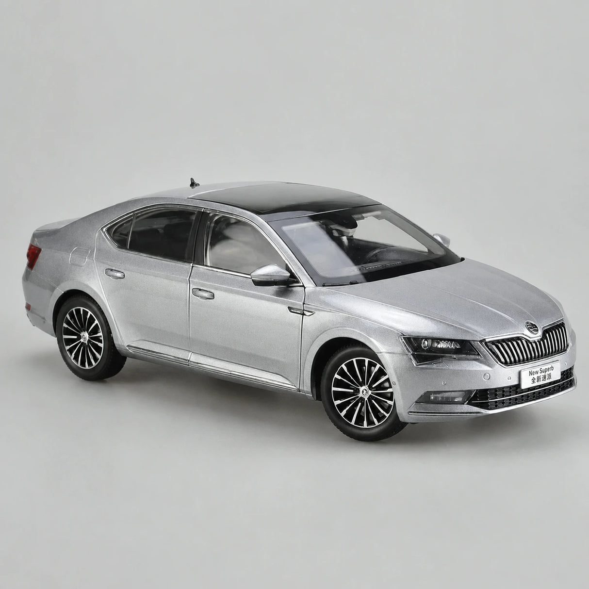 OEM Skoda 2008 Superb Silver 1:18 – Collectible Diecast Model Die-Cast
