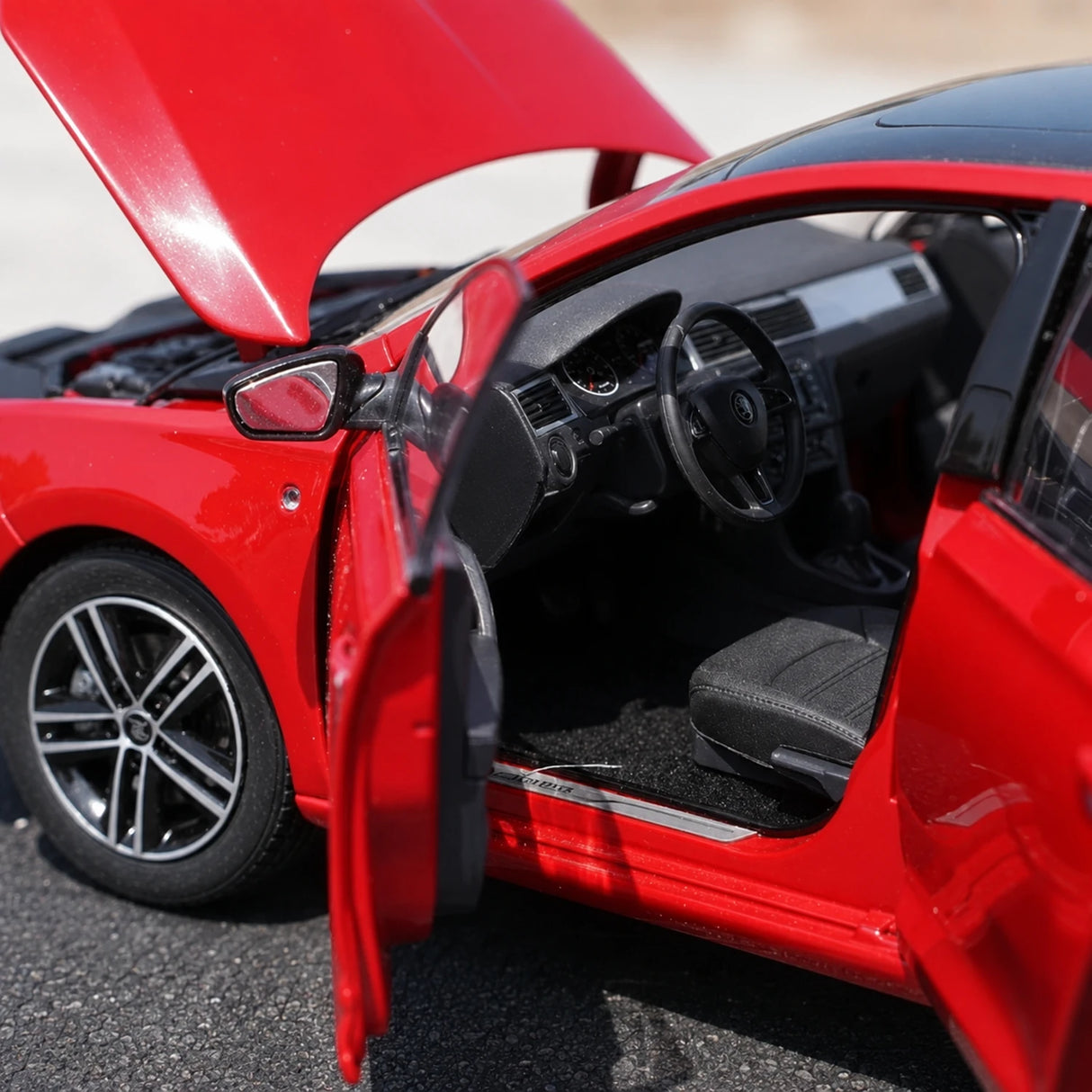 OEM Skoda 2013 Rapid Spaceback Red 1:18 – kolekcjonerski model odlewany