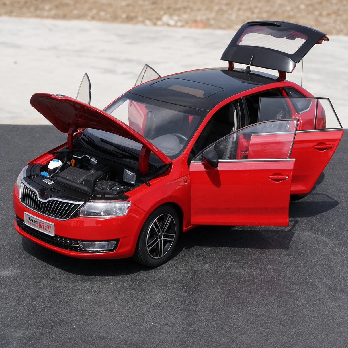 OEM Skoda 2013 Rapid Spaceback Red 1:18 – kolekcjonerski model odlewany