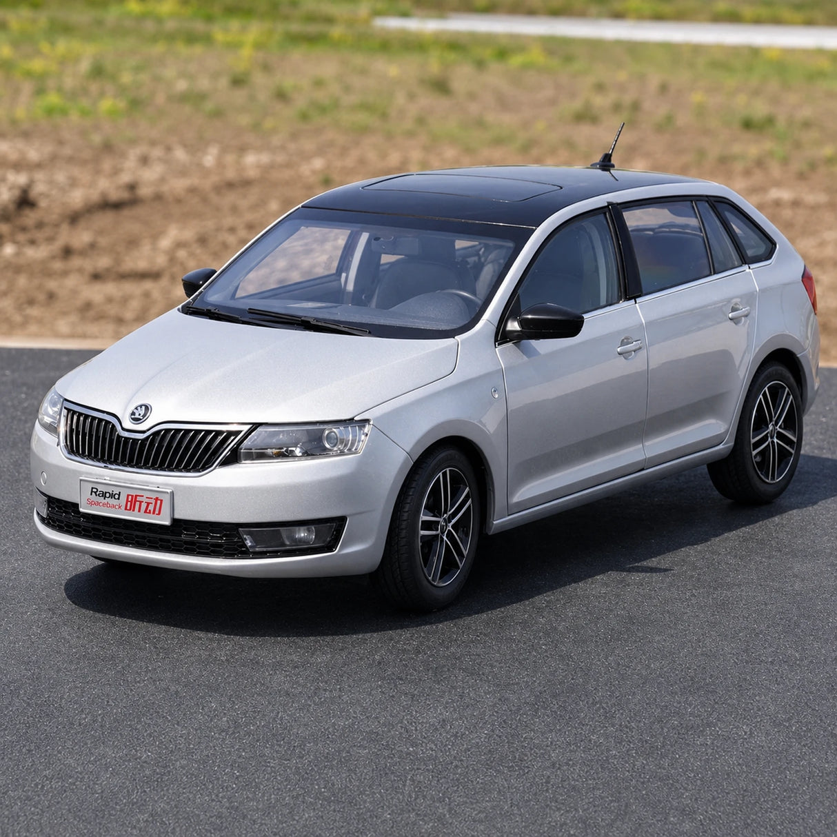 OEM Skoda 2013 Rapid Spaceback Silver 1:18 – Collectible Diecast Model Die-Cast
