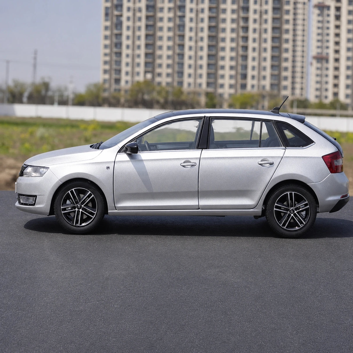 OEM Skoda 2013 Rapid Spaceback Silver 1:18 – Collectible Diecast Model Die-Cast