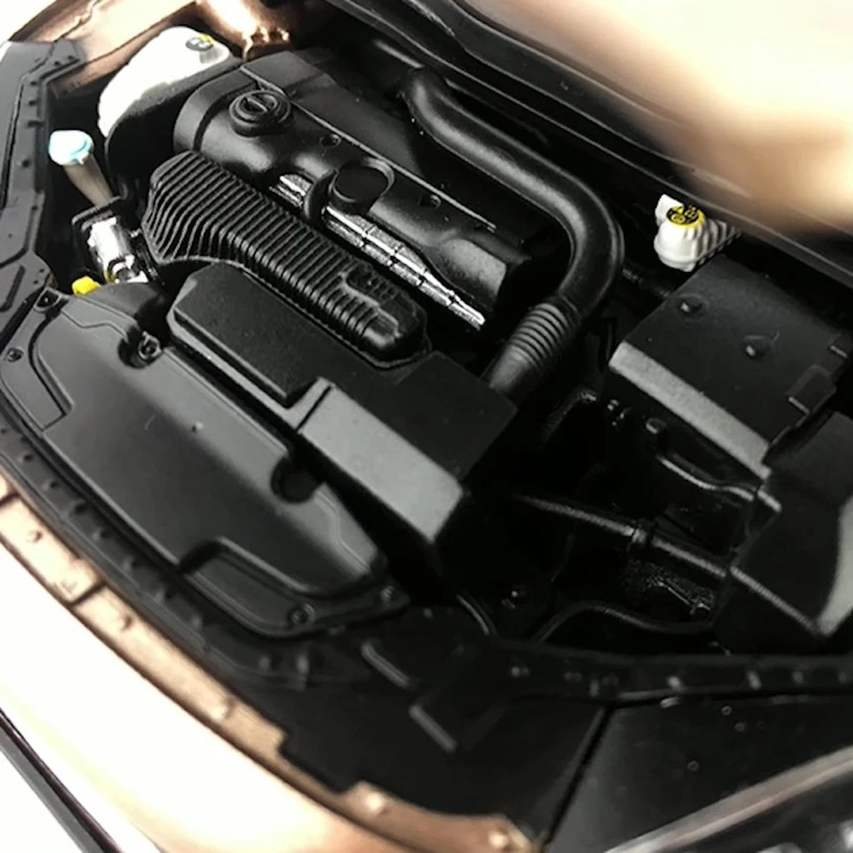 OEM Volvo 2016 V40 Brown 1:18 – Kolekcjonerski model odlewany z metalu