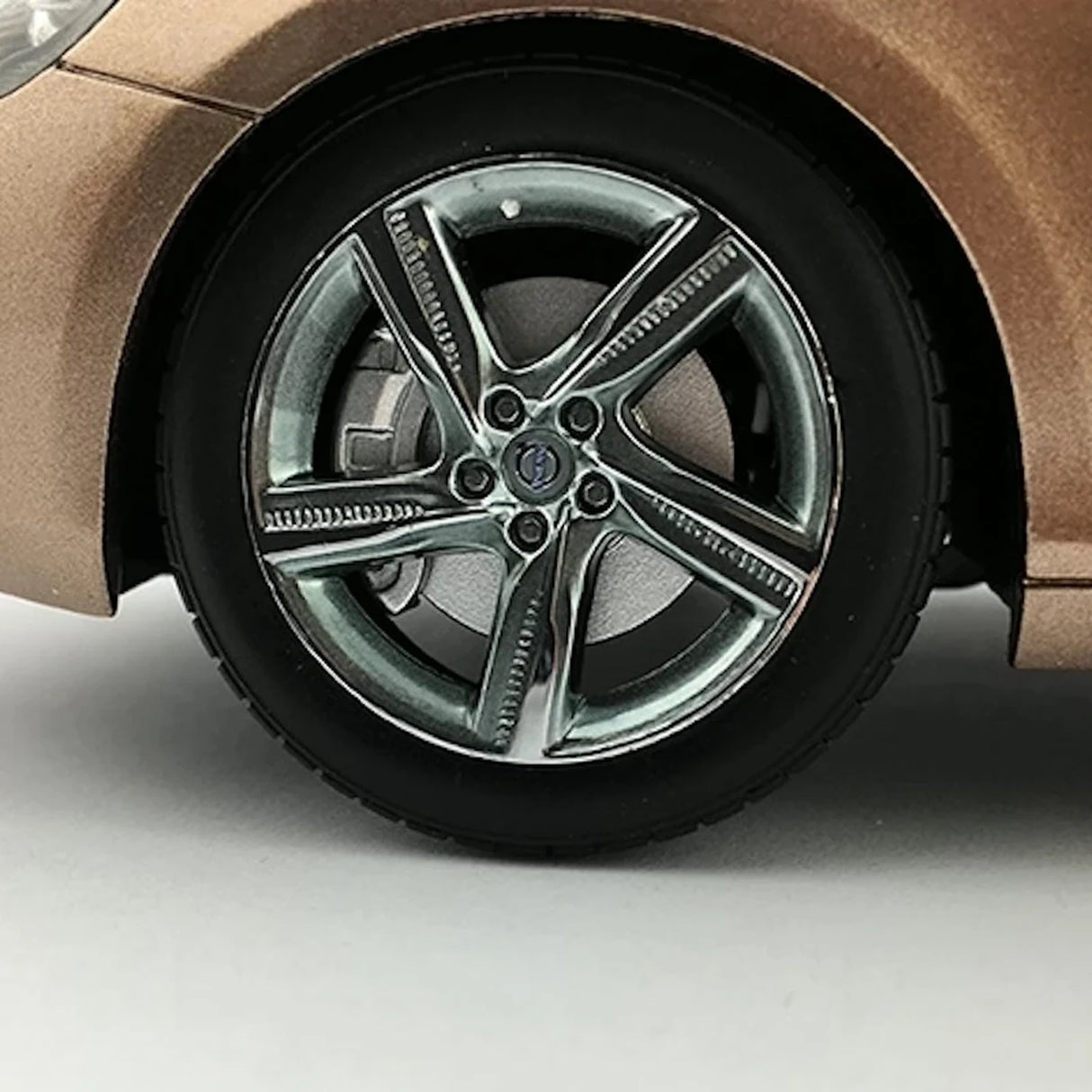 OEM Volvo 2016 V40 Brown 1:18 – Kolekcjonerski model odlewany z metalu