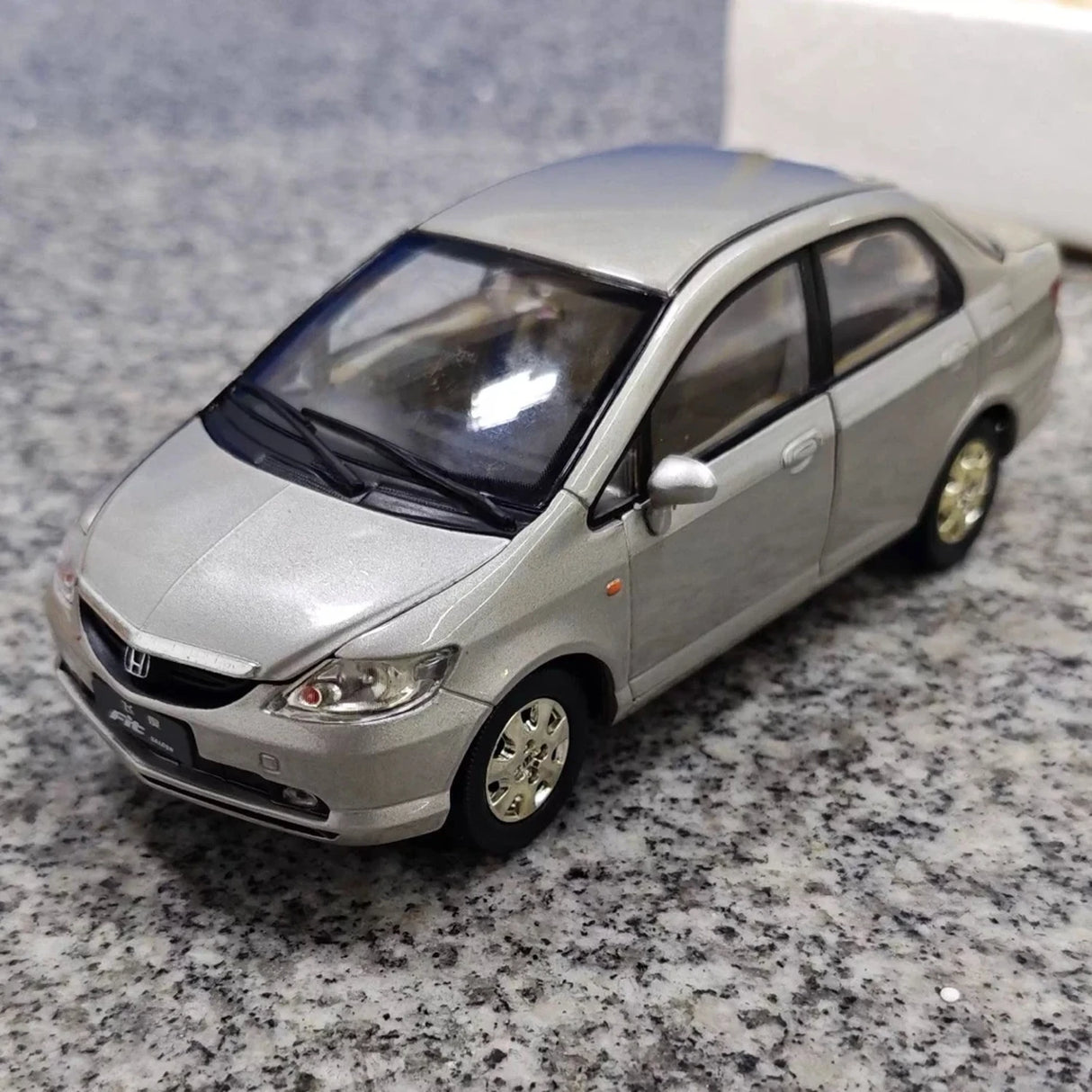 OEM Honda 2003 Fit Saloon Silver 1:24 – Kolekcjonarski model odlewany z metalu
