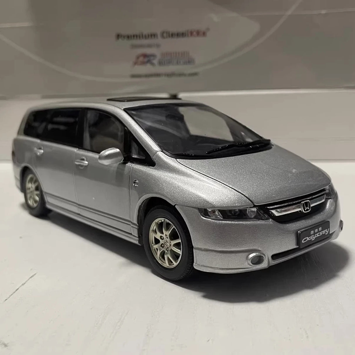 OEM Honda 2004 Odyssey RB1 Silver 1:24 – Kolekcjonerski model odlewany