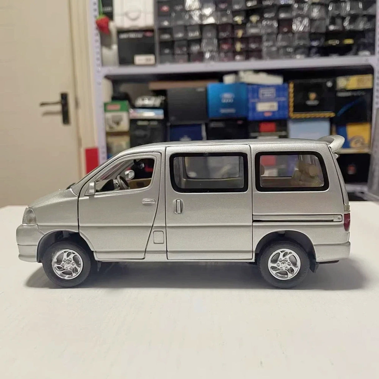OEM Toyota 2004 Granvia Silver 1:24 – kolekcjonerski model odlewany