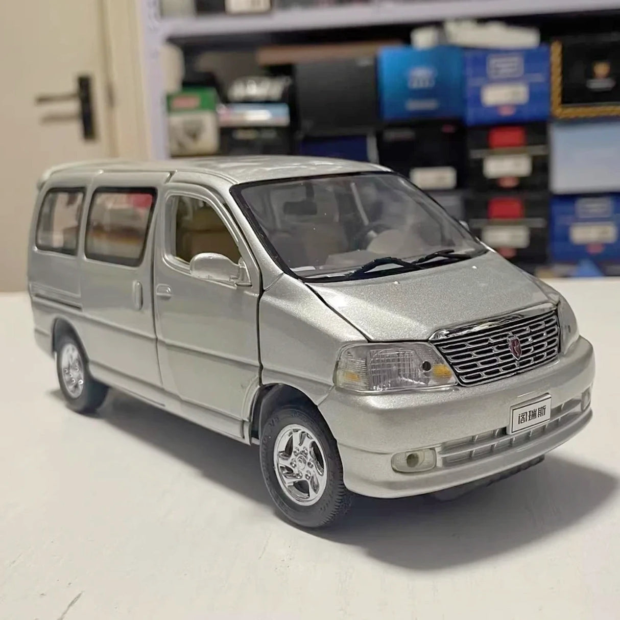 OEM Toyota 2004 Granvia Silver 1:24 – kolekcjonerski model odlewany