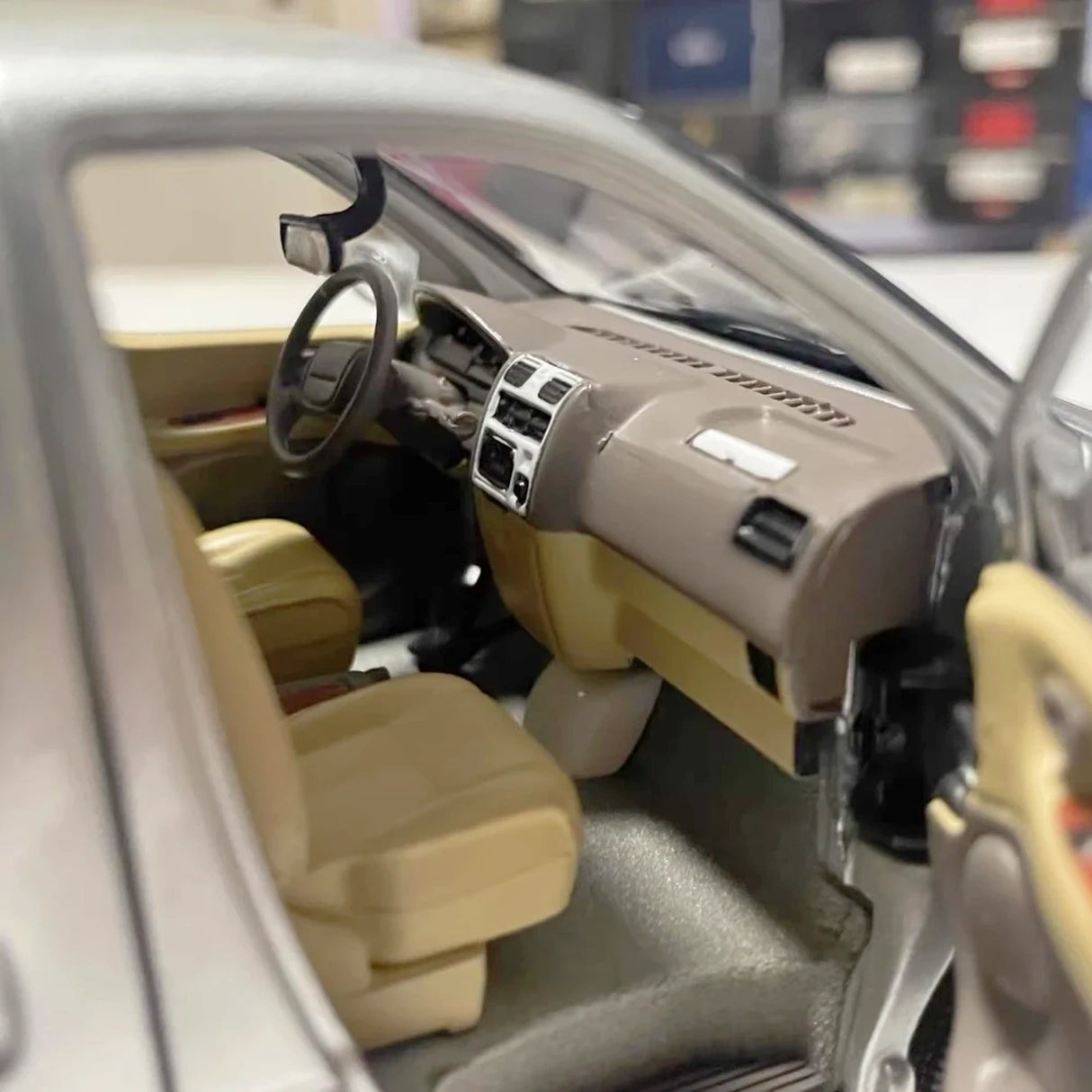 OEM Toyota 2004 Granvia Silver 1:24 – kolekcjonerski model odlewany