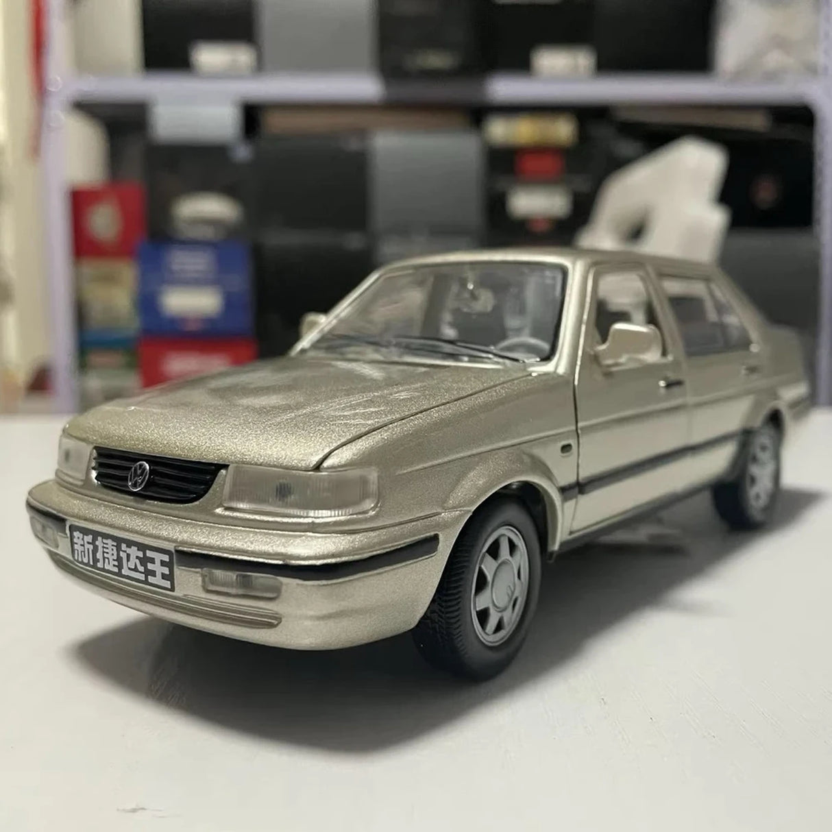 OEM Volkswagen 1997 Jetta Gold 1:24 – Kolekcjonerski model odlewany z metalu