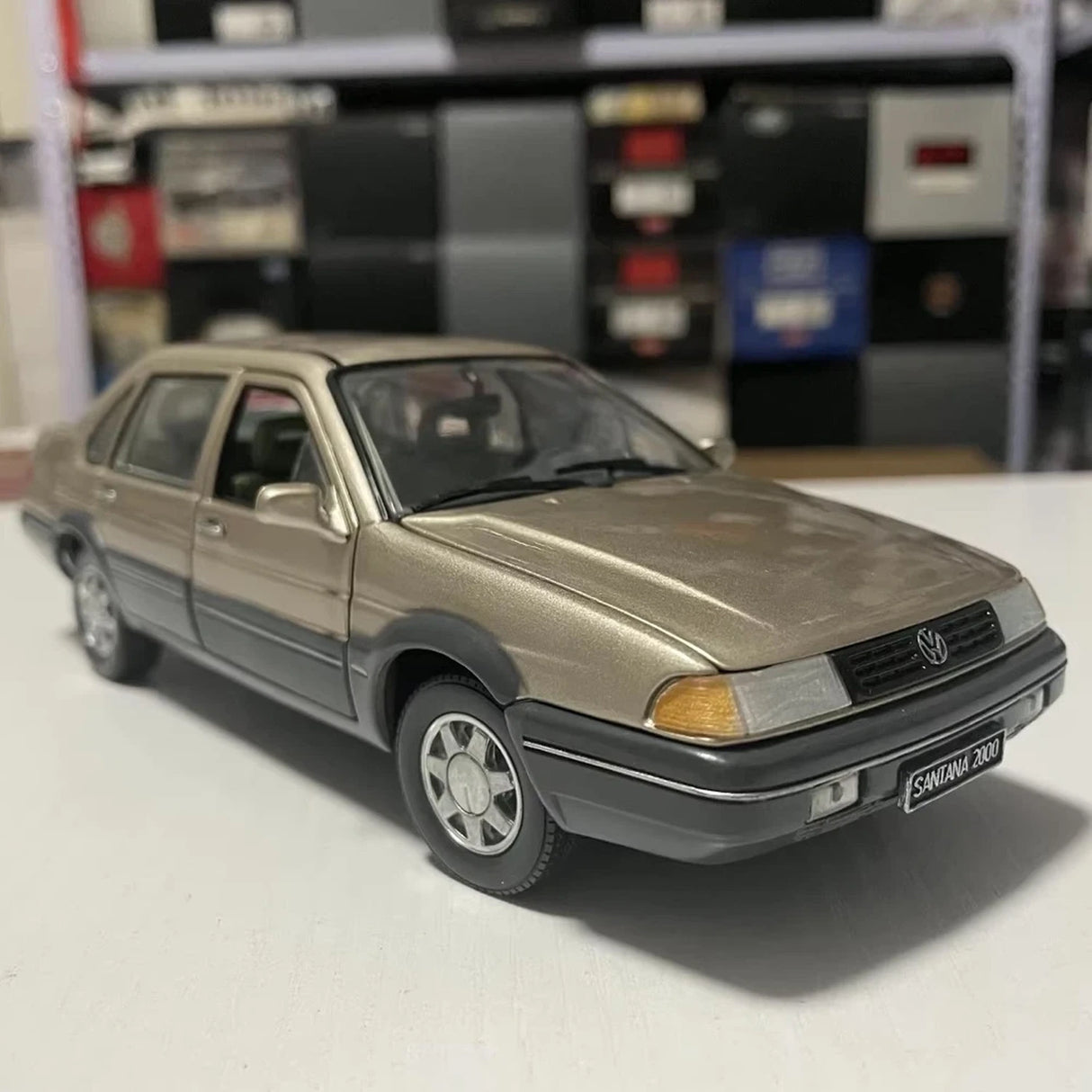 OEM Volkswagen 1997 Santana 2000 GLS Gold 1:24 – Kolekcjonerski model odlewany