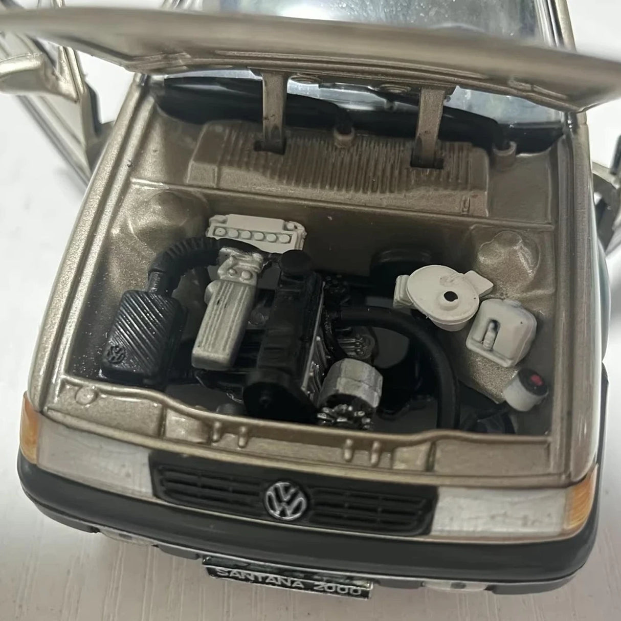 OEM Volkswagen 1997 Santana 2000 GLS Gold 1:24 – Kolekcjonerski model odlewany