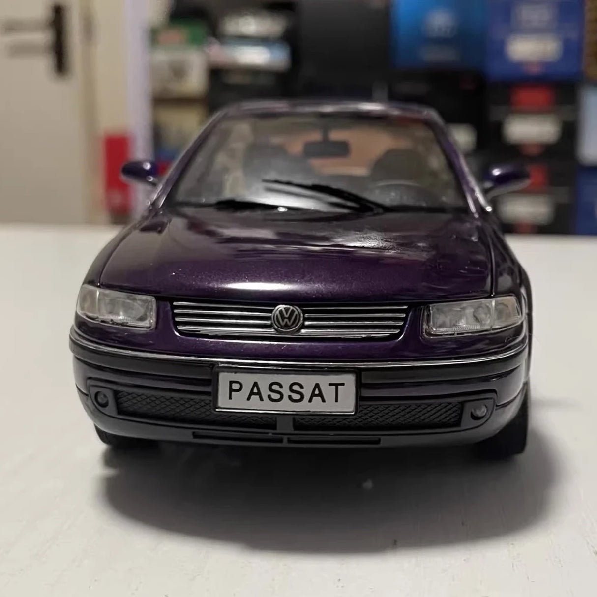 OEM Volkswagen 2000 Passat B5 GSI Purple 1:24 – Kolekcjonerski model odlewany
