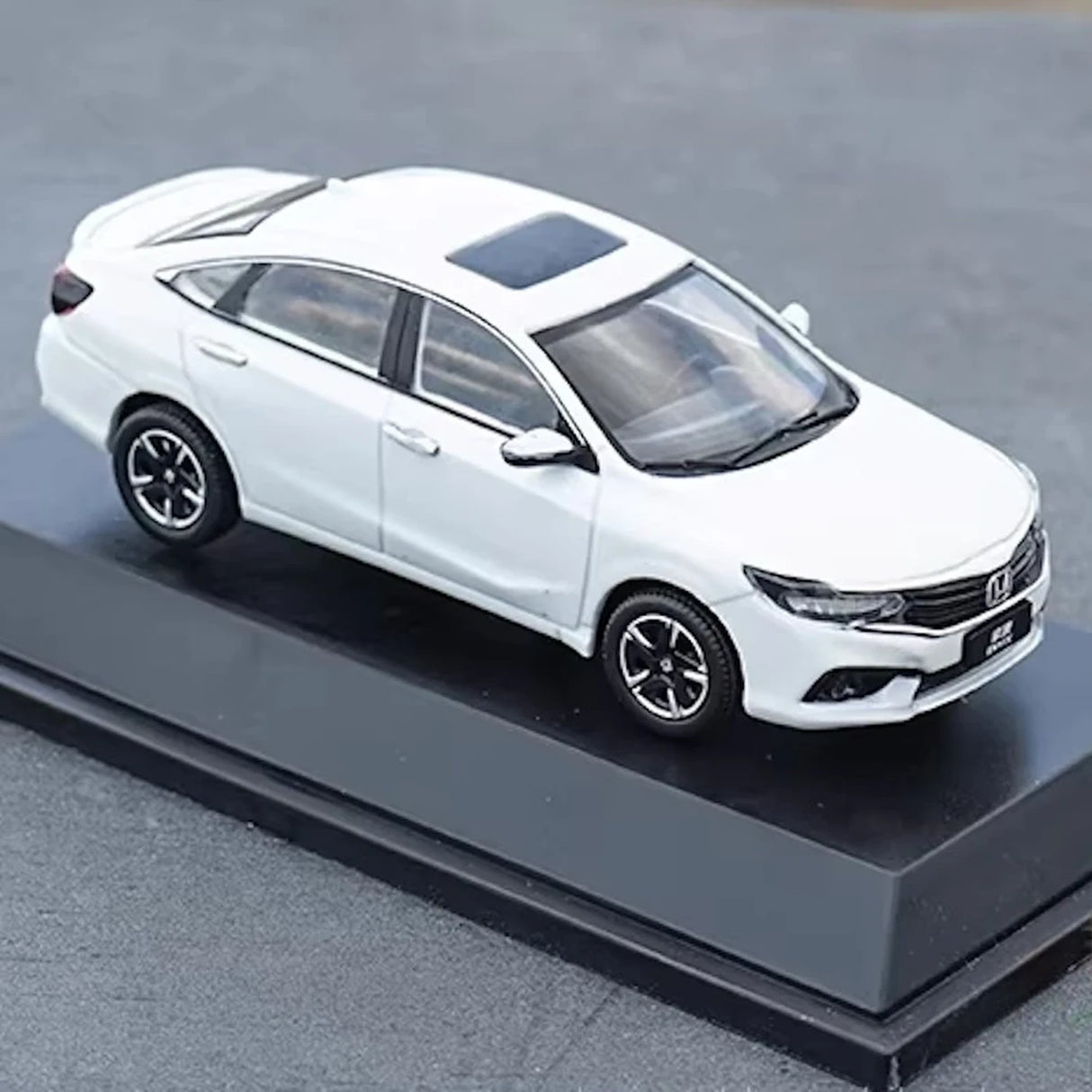OEM Honda 2019 Envix White 1:43 – Collectible Diecast Model Die-Cast