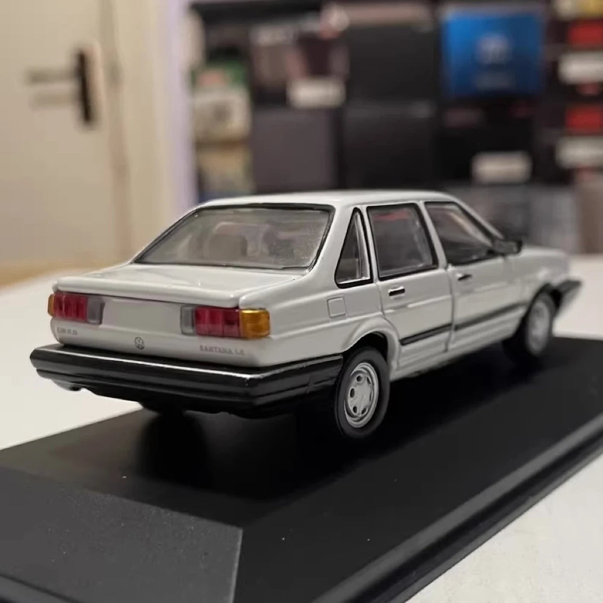 OEM Volkswagen 1985 Santana B2 White 1:43 – Collectible Diecast Model Die-Cast