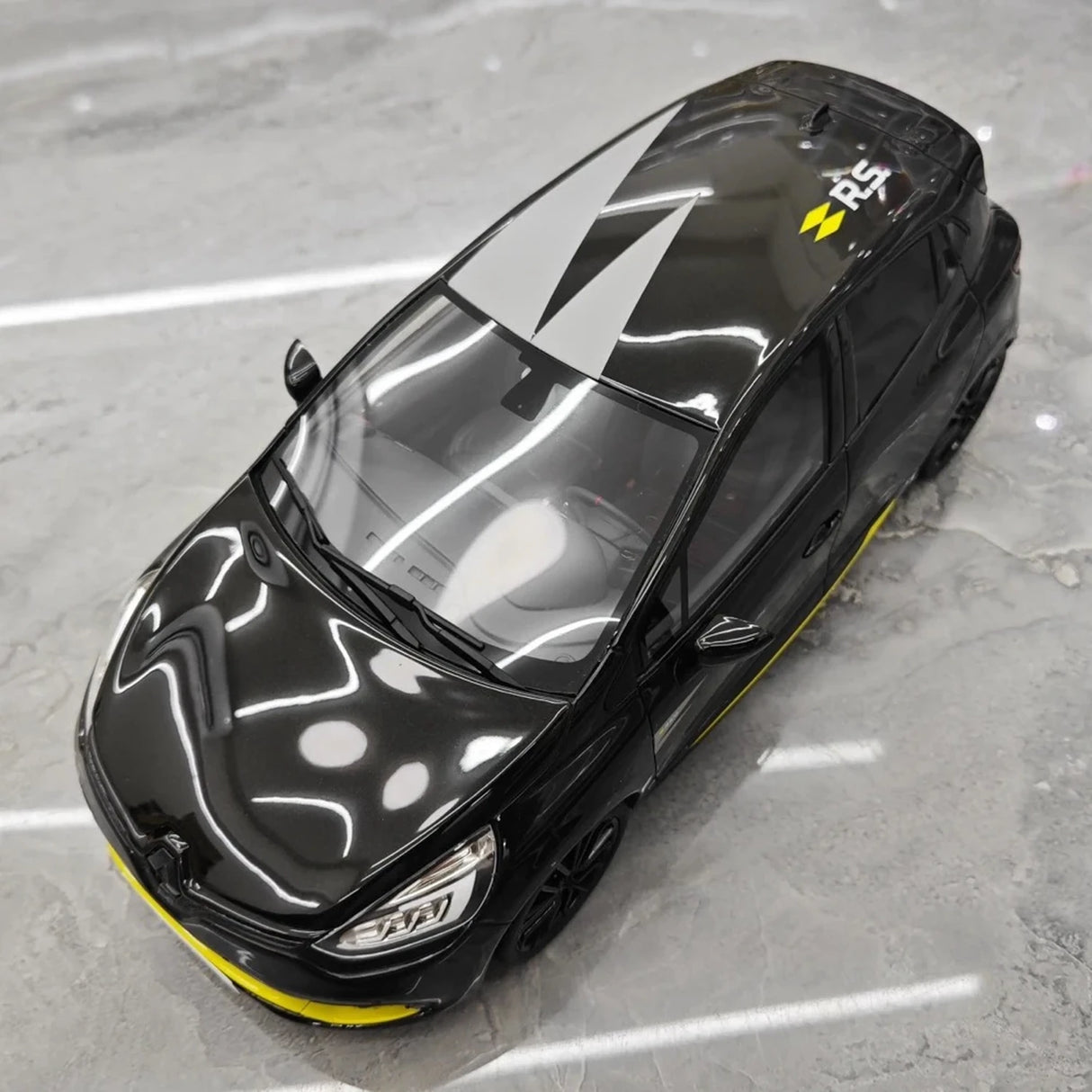 OTTO Renault 2018 Clio 4 RS 18 Black 1:18 – Resina de Modelo de Resina de Coleção