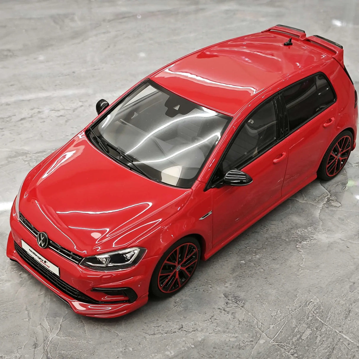 OTTO Volkswagen 2017 Golf 7.5 R Red 1:18 – نموذج راتنج قابل للجمع