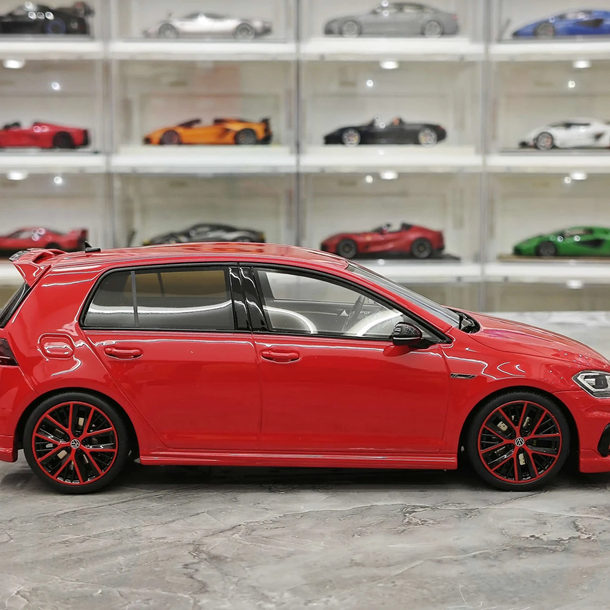 OTTO Volkswagen 2017 Golf 7.5 R Red 1:18 – نموذج راتنج قابل للجمع