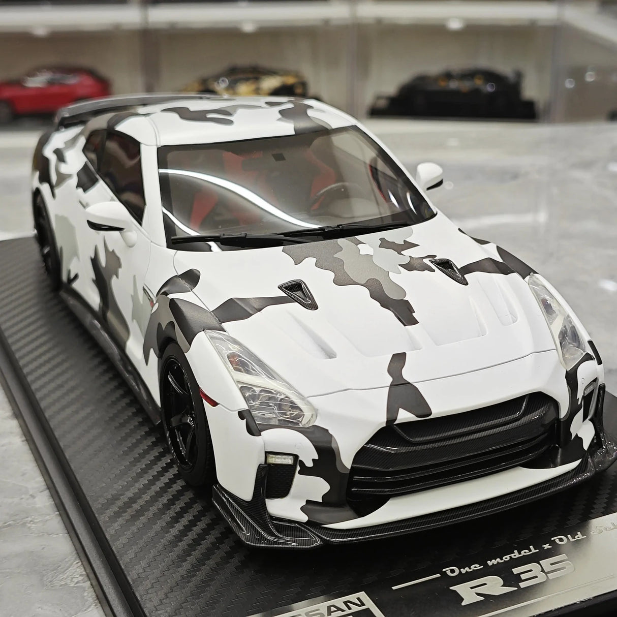 One Model Nissan 2007 GT-R R35 White Camouflage 1:18 – Collectible Resin Model Resin