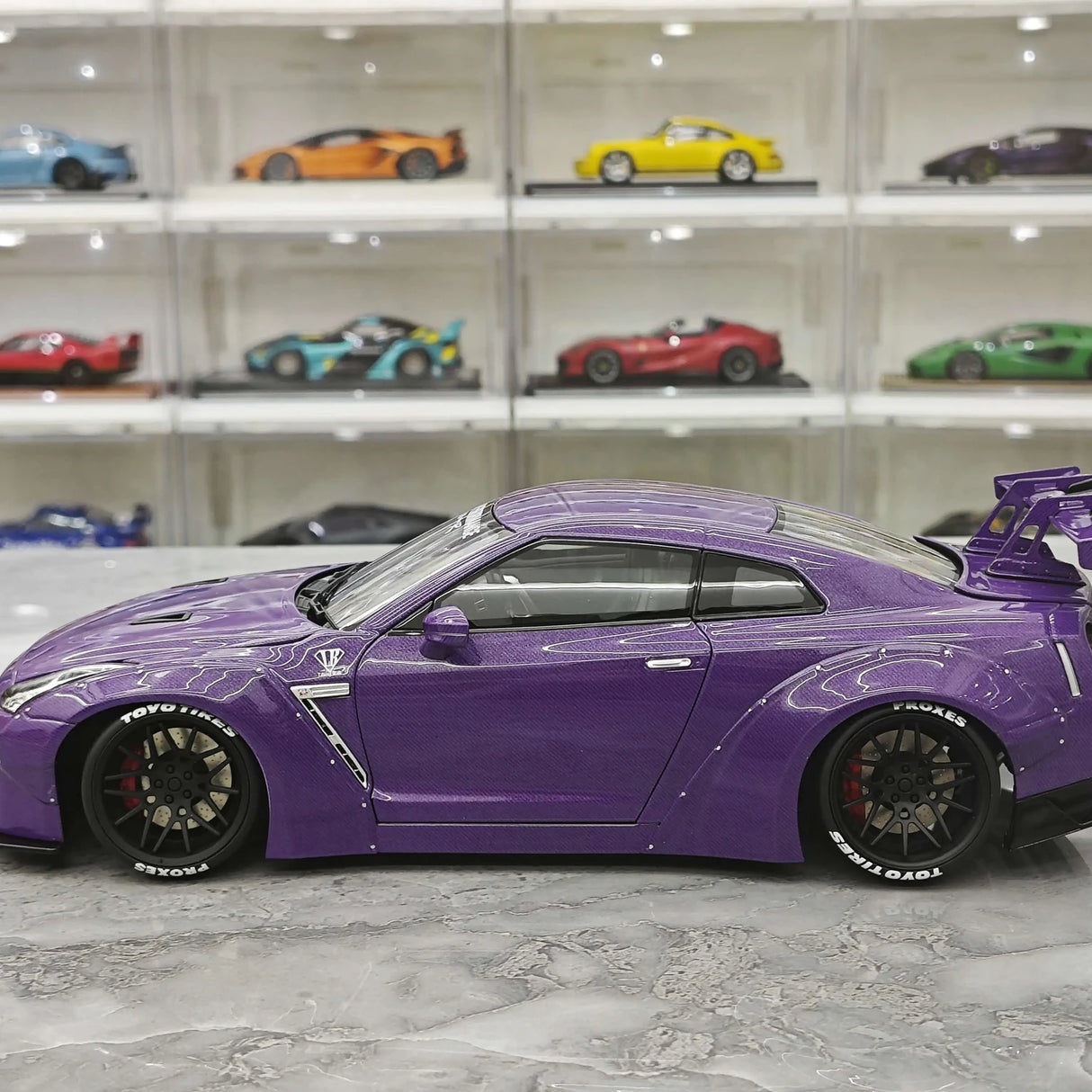 PGM Nissan 2007 GT-R R35 LB ووركس بنفسجي 1:18 – نموذج معدني قابل للجمع من القالب المصبوب