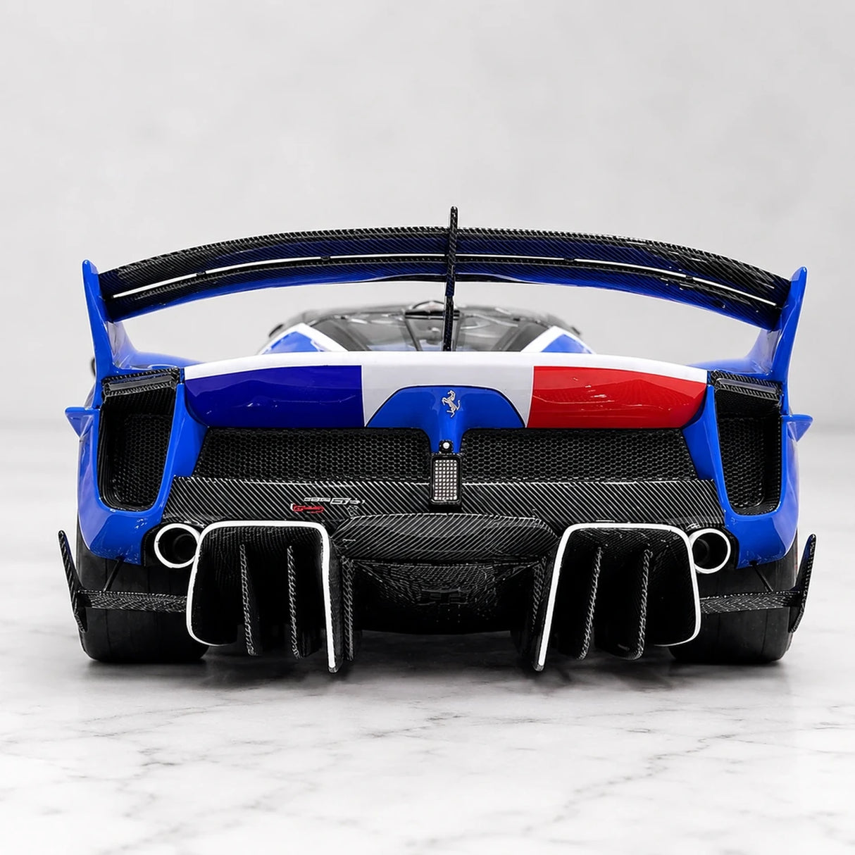 Runner Ferrari 2017 FXX-K Evo Blue 1:18 – راتنج نموذجي قابل للجمع