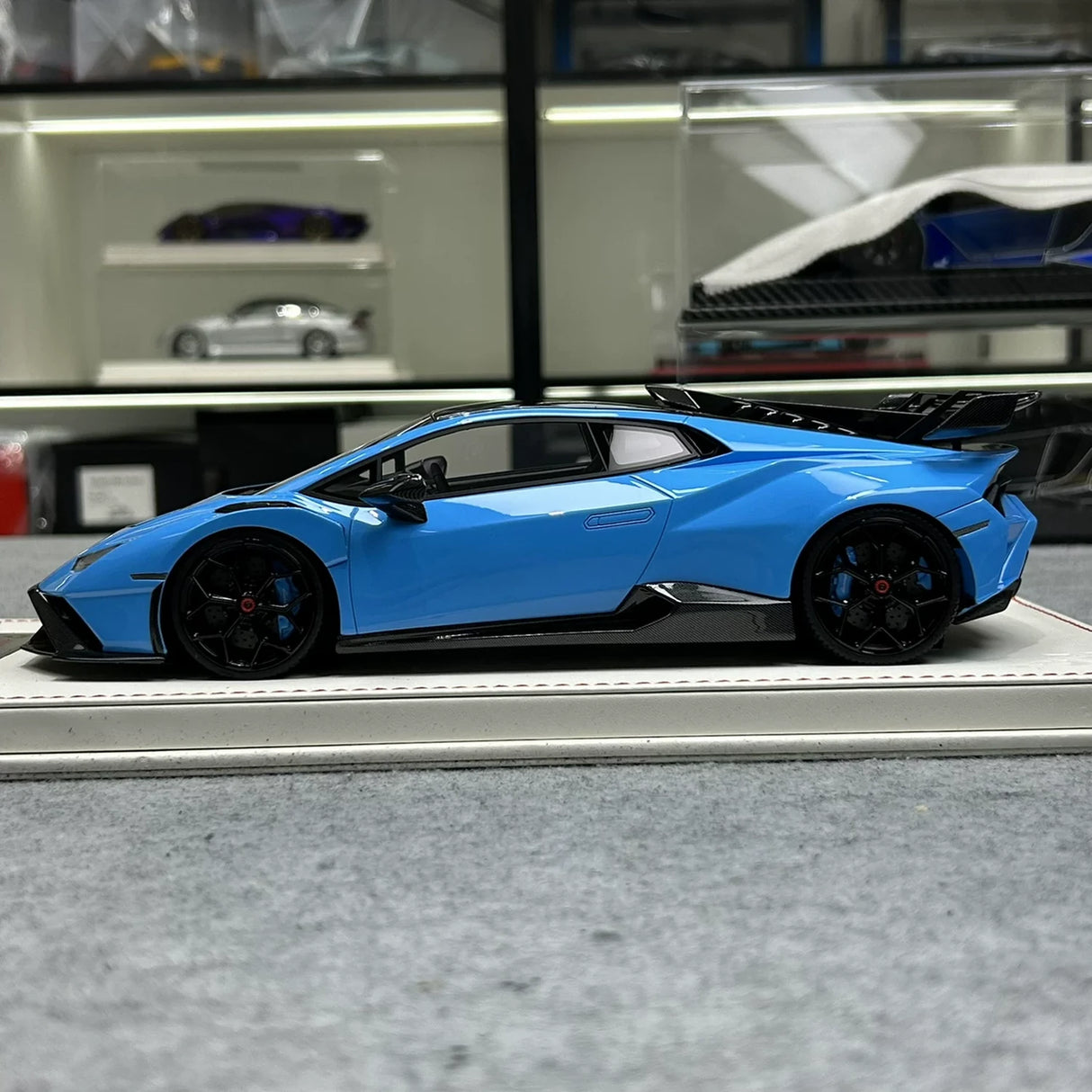Runner Lamborghini 2021 Huracan STO Novitec Blue 1:18 – نموذج راتنج قابل للجمع