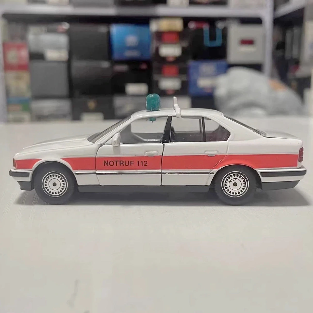 Schabak BMW 1989 E34 535i Emergency Ambulance 1:43 – modelo de coleção em metal fundido
