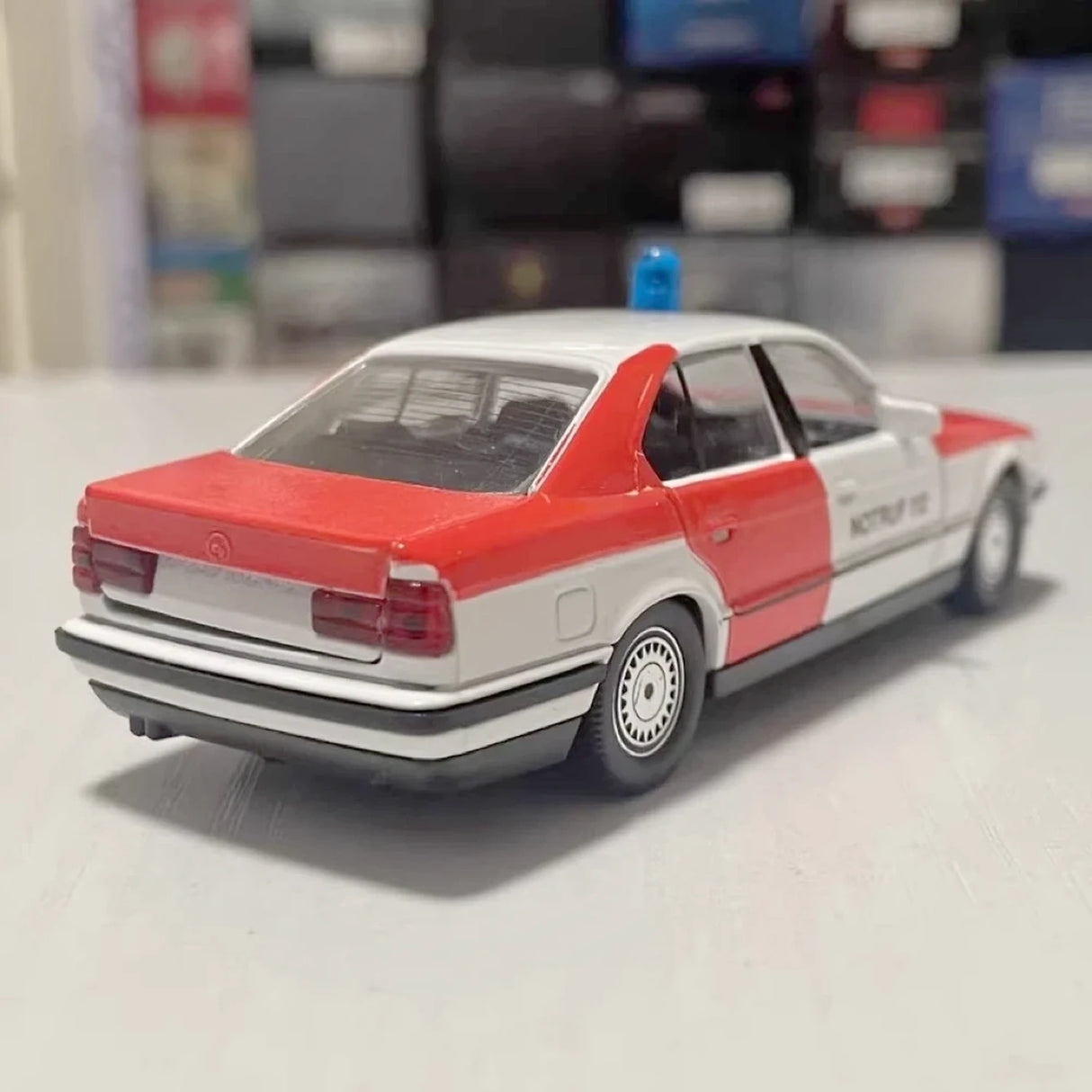 Schabak BMW 1989 E34 535i Roadside Assistance 1:43 – Modelo de Fundição Sob Pressão Colecionável