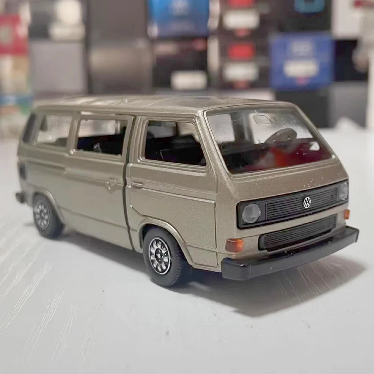 Schabak Volkswagen 1985 Caravelle Syncro dourado 1:43 – modelo de coleção em metal fundido