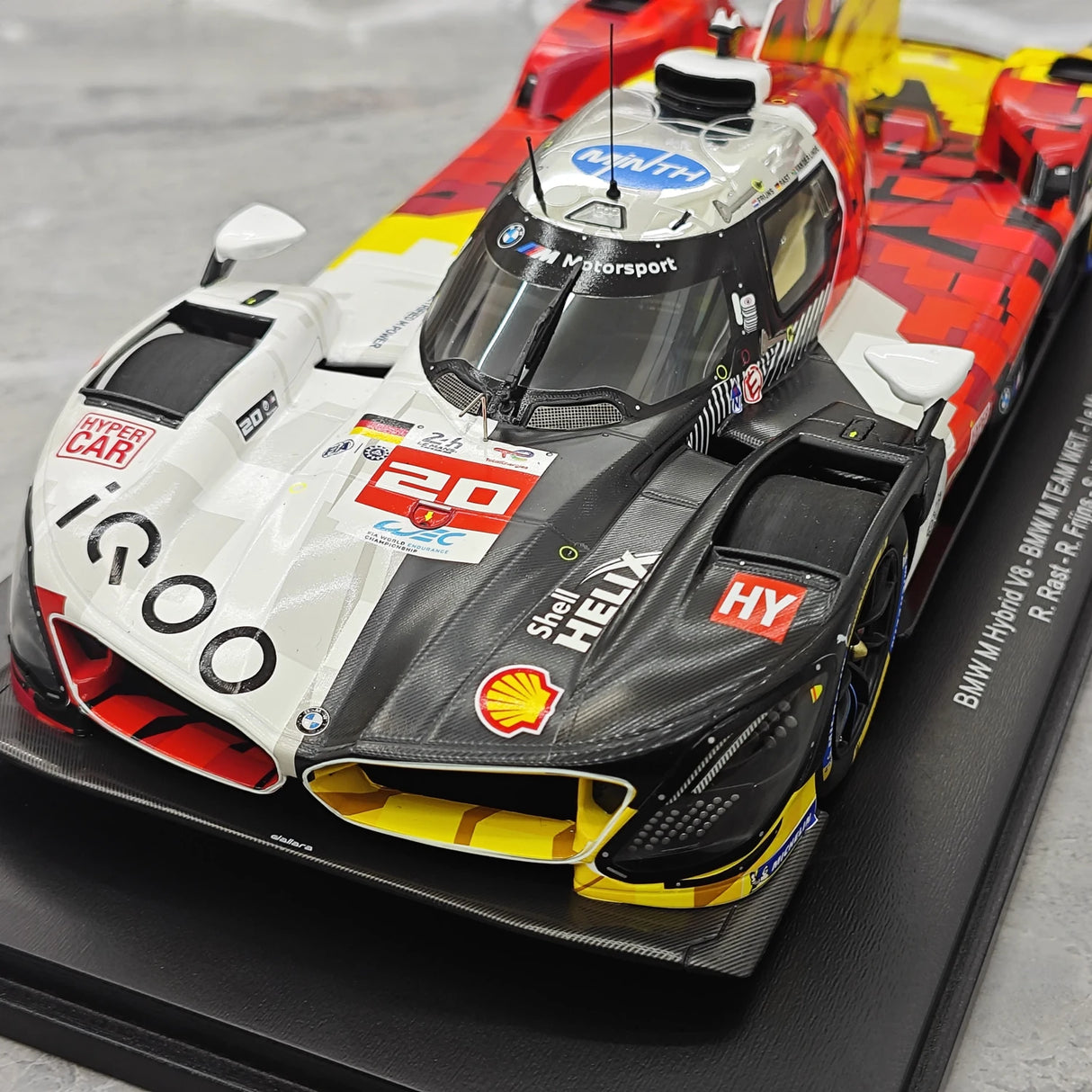 BMW 2025 M Hybrid V8 BMW M Team WRT #20 modello collezionabile in resina 1:18 di Spark - vista 11