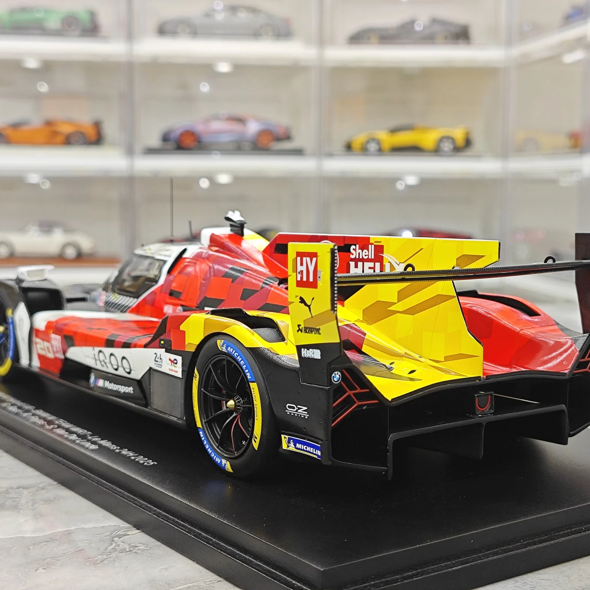 BMW 2025 M Hybrid V8 BMW M Team WRT #20 modello collezionabile in resina 1:18 di Spark - vista 6
