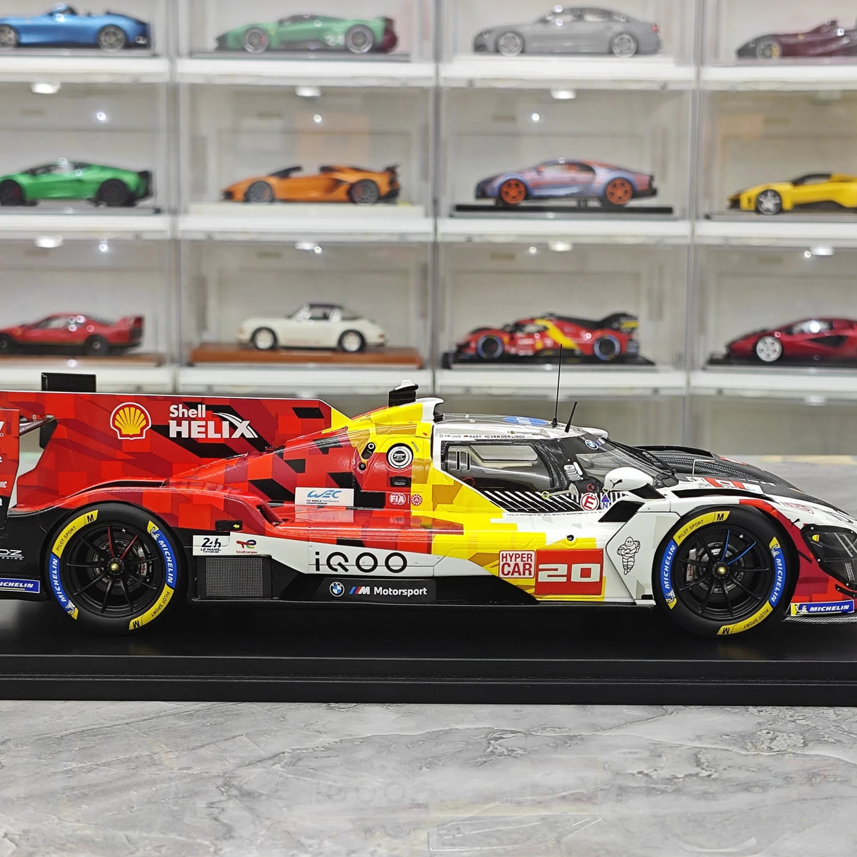 BMW 2025 M Hybrid V8 BMW M Team WRT #20 1:18 modello collezionabile in resina di Spark - vista 9