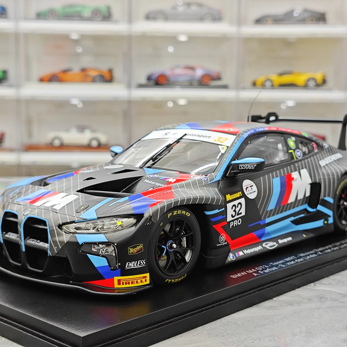 BMW 2025 M4 GT3 EVO #32 1:18 Winner Bathurst 12h modello collezionabile in resina di Spark - vista 3