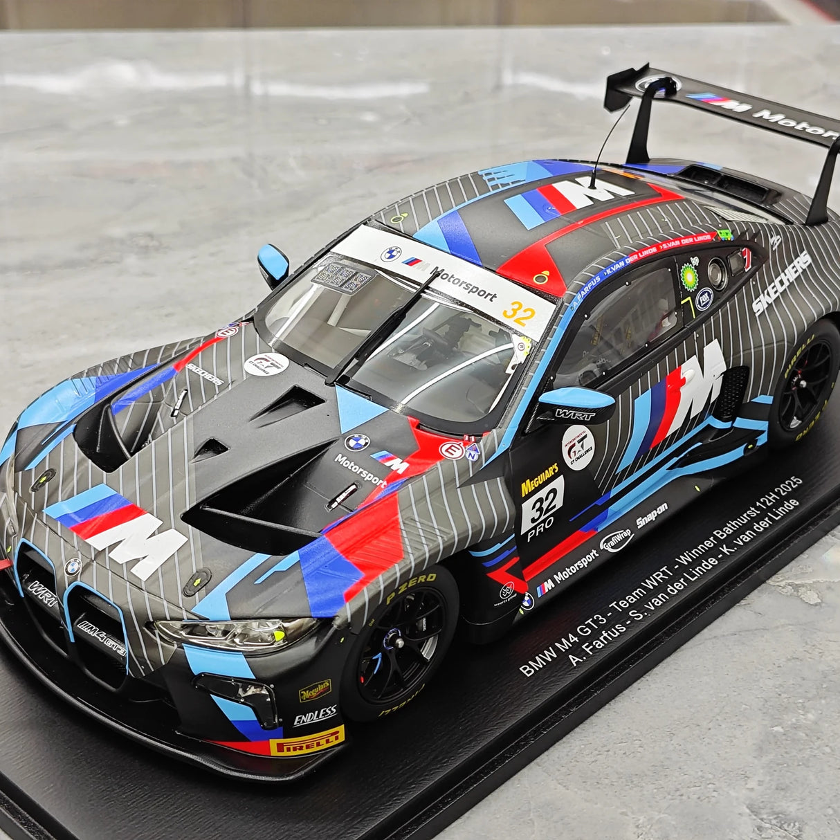 BMW 2025 M4 GT3 EVO #32 1:18 Winner Bathurst 12h modello da collezione in resina di Spark - vista 4