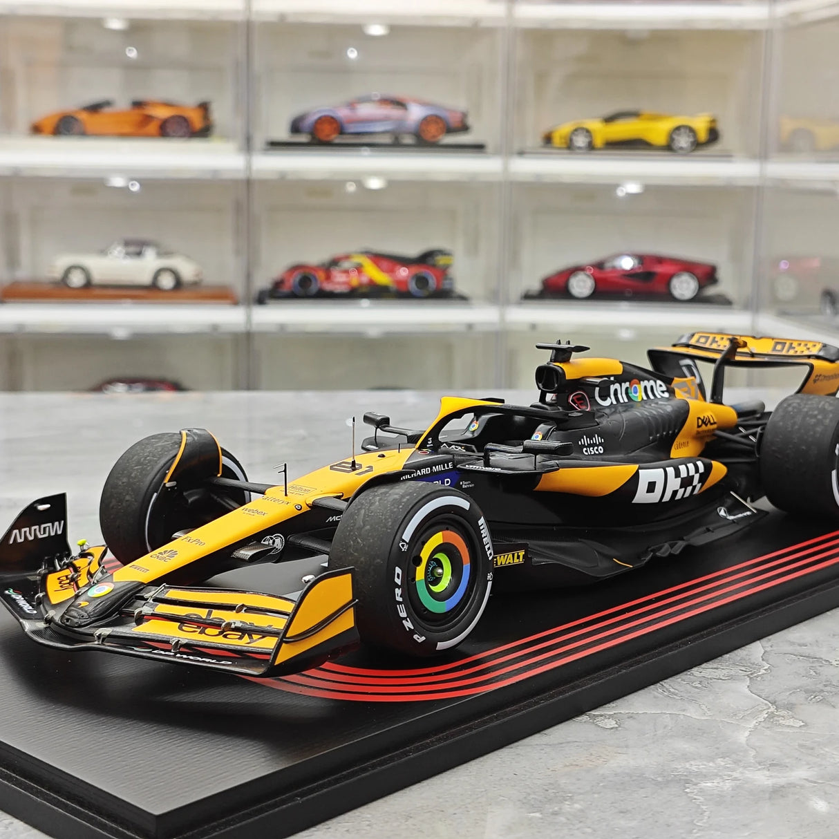 1:18 McLaren 2024 MCL38 #81 Azerbaijan GP Oscar Piastri F1 modelo de coche de resina por Spark - ver 3