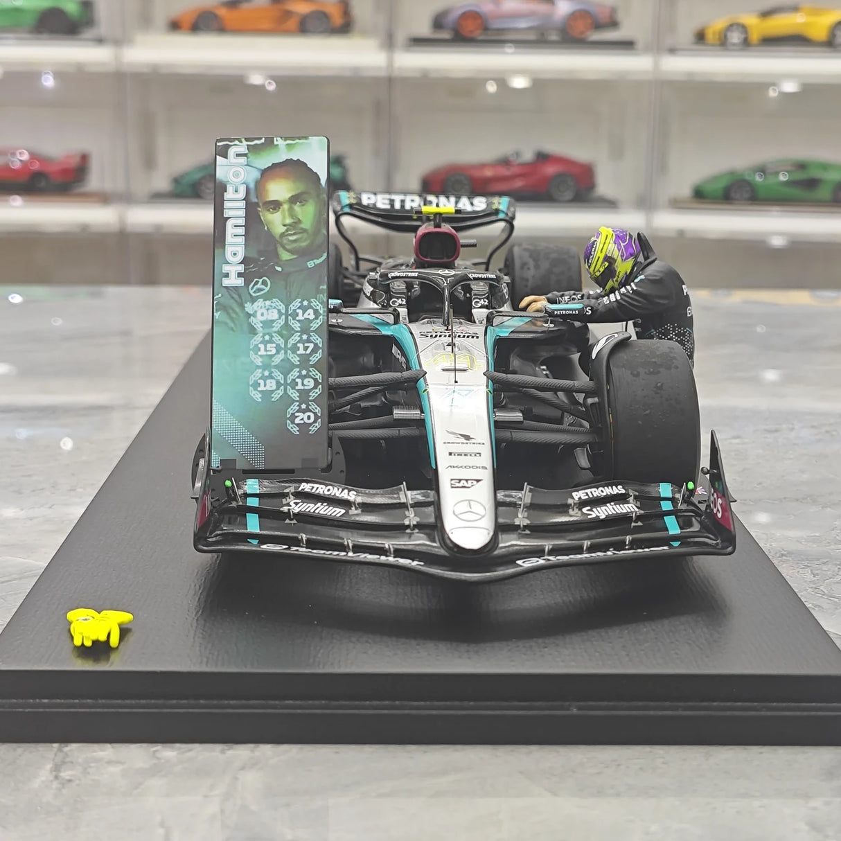 1:18 Mercedes-AMG 2024 F1 W15 E Performance #44 Abu Dhabi GP Lewis Hamilton F1 Resin-Modell von Spark - Ansicht 1