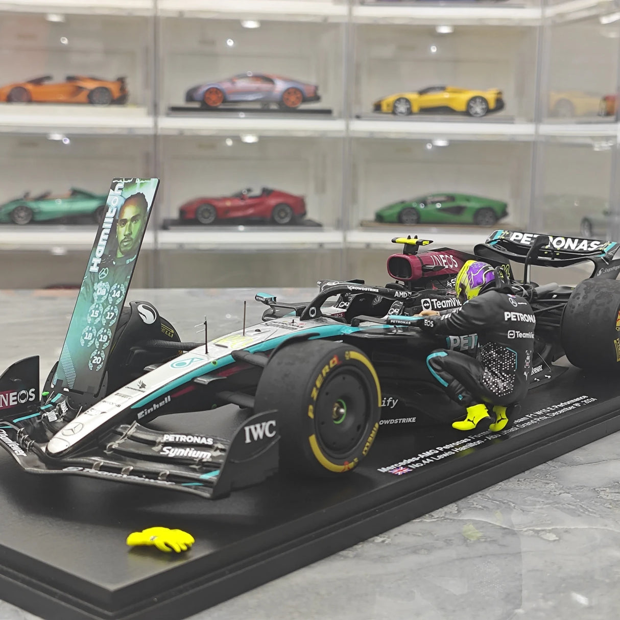 1:18 Mercedes-AMG 2024 F1 W15 E Performance #44 Abu Dhabi GP Lewis Hamilton F1 Harzmodellauto von Spark - Ansicht 3