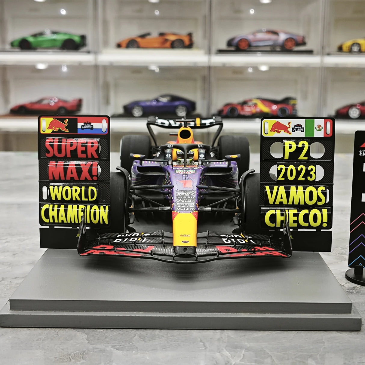 1:18 Red Bull 2023 RB19 #1 Las Vegas GP Max Verstappen F1 Resin-Modell von Spark – Ansicht 1