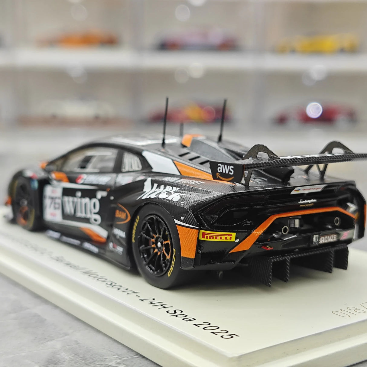 Lamborghini 2025 Huracan GT3 EVO 2 Barwell Motorsport #76 1:43 Spark 製レジンコレクターモデル - ビュー6