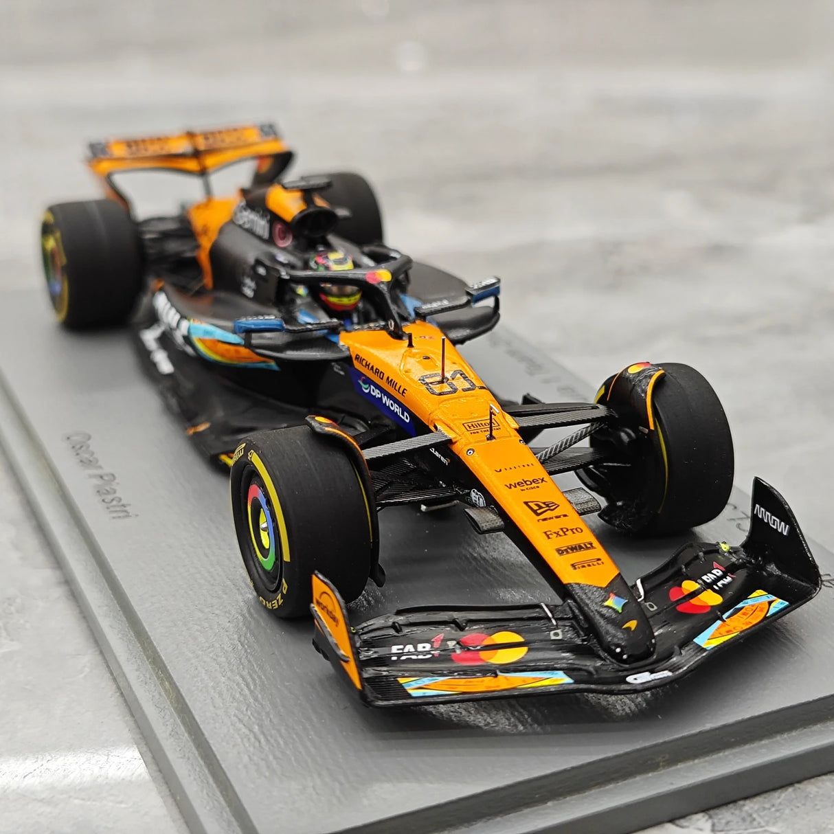 1:43 McLaren 2025 MCL39 #81 أبوظبي GP أوسكار بياستري F1 نموذج سيارة من الراتنج من إنتاج Spark - عرض 10