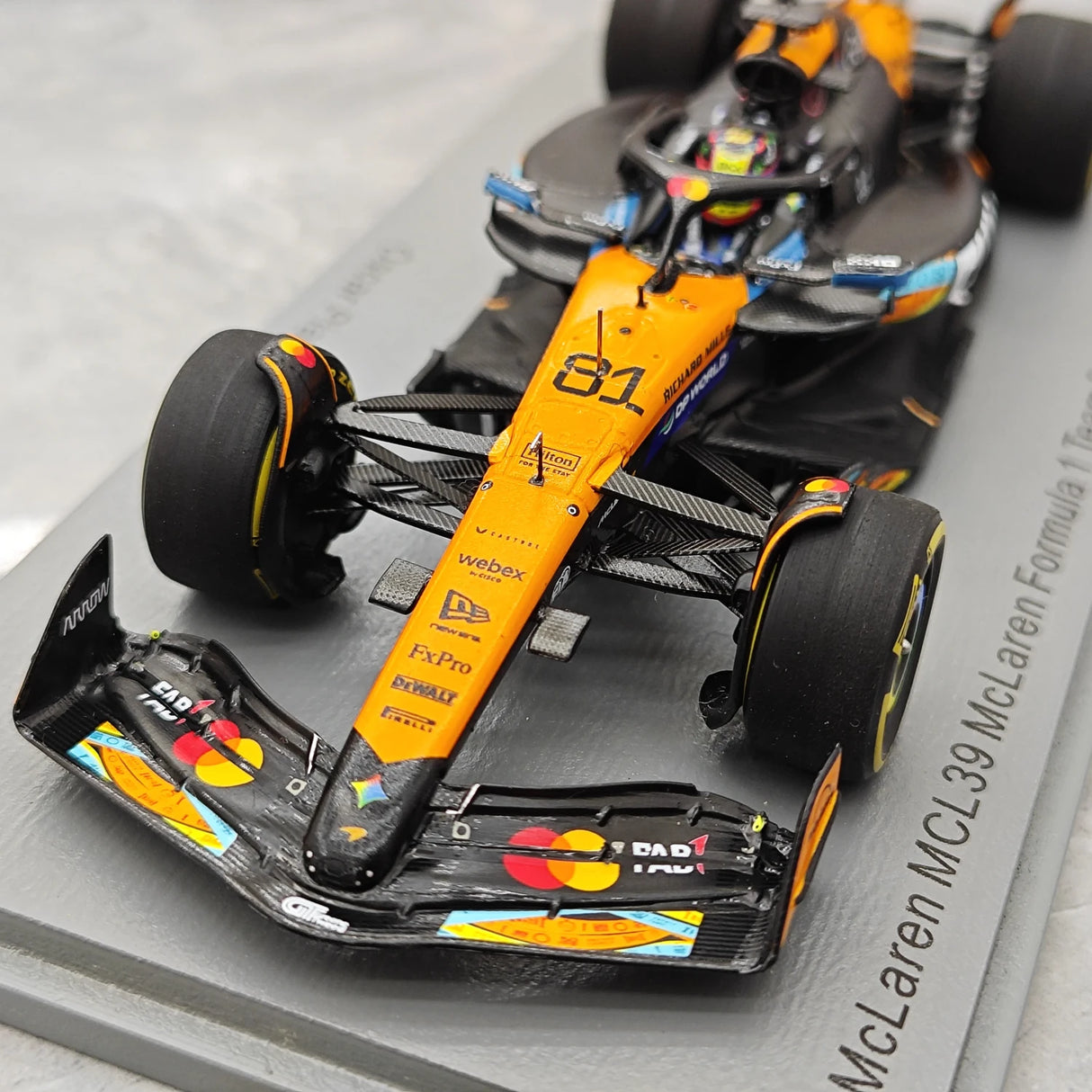 1:43 McLaren 2025 MCL39 #81 أبوظبي GP أوسكار بياستري، نموذج سيارة من الراتنج F1 من إنتاج Spark - عرض 11