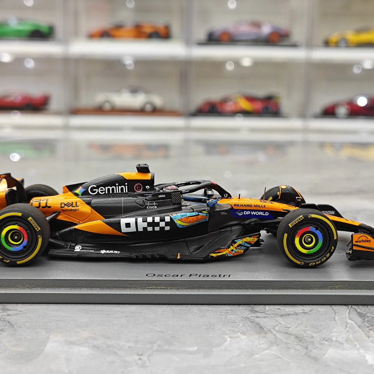 1:43 McLaren 2025 MCL39 #81 أبوظبي GP أوسكار بياستري F1 نموذج سيارة من الراتنج من إنتاج Spark - عرض 9