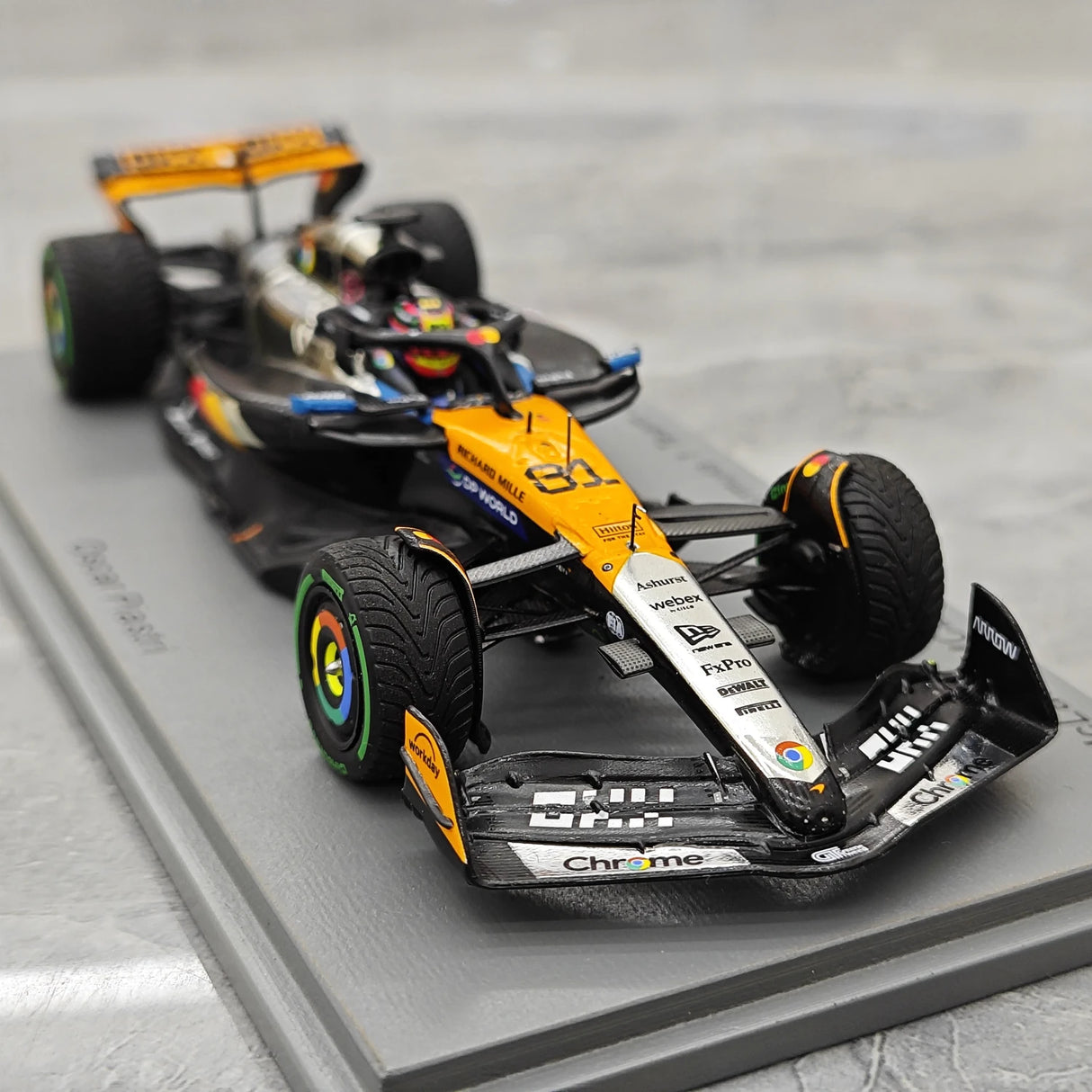 1:43 McLaren 2025 MCL39 #81 British GP Oscar Piastri F1 resinmodell av Spark - vy 10