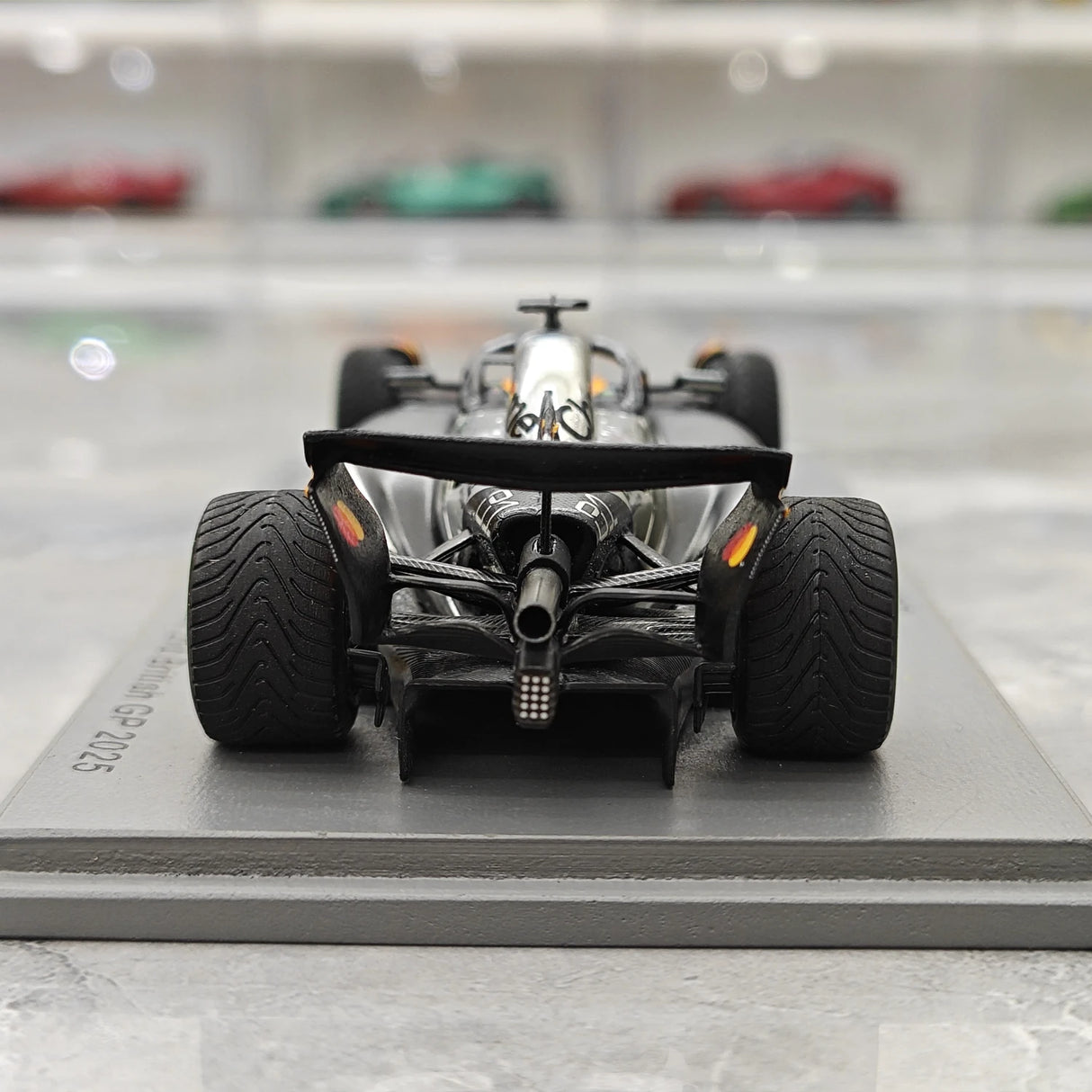 1:43 McLaren 2025 MCL39 #81 British GP Oscar Piastri F1 resinmodell av Spark - vy 7