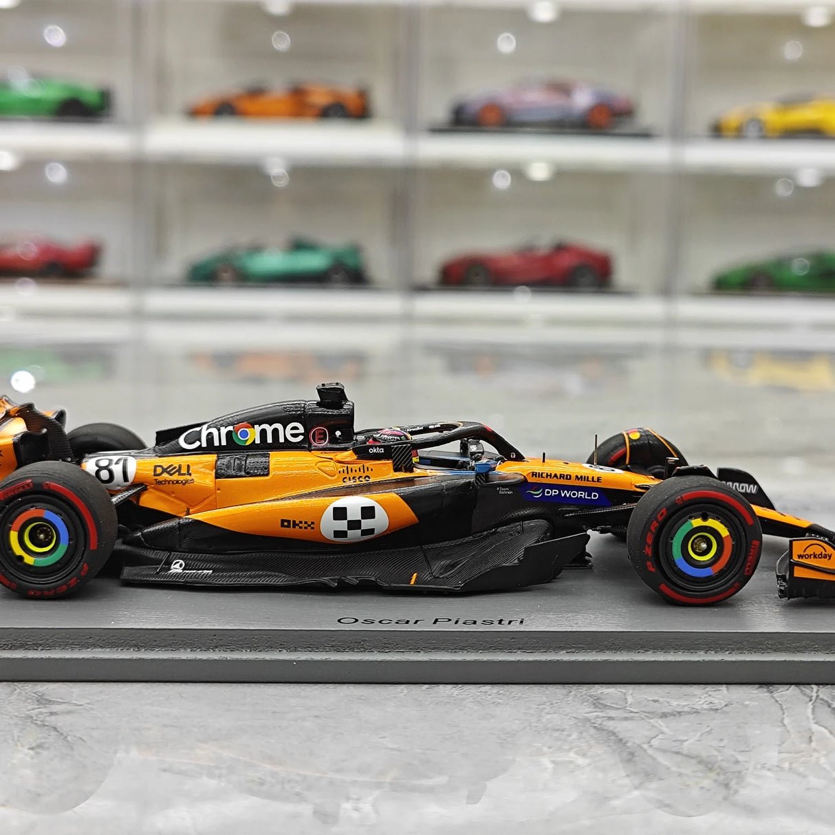 1:43 McLaren 2025 MCL39 #81 coche español GP Oscar Piastri F1 modelo de resina de Spark - vista 9