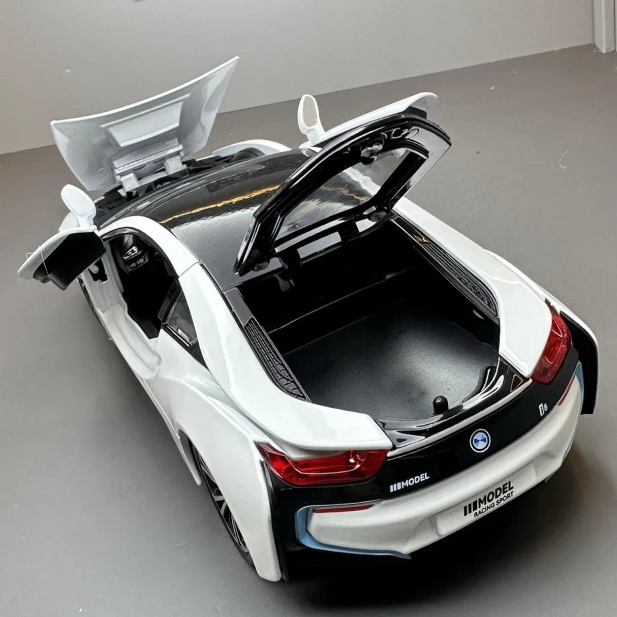 BMW 2013 I12 i8 White 1:22 – Diecast Display Model Die-Cast