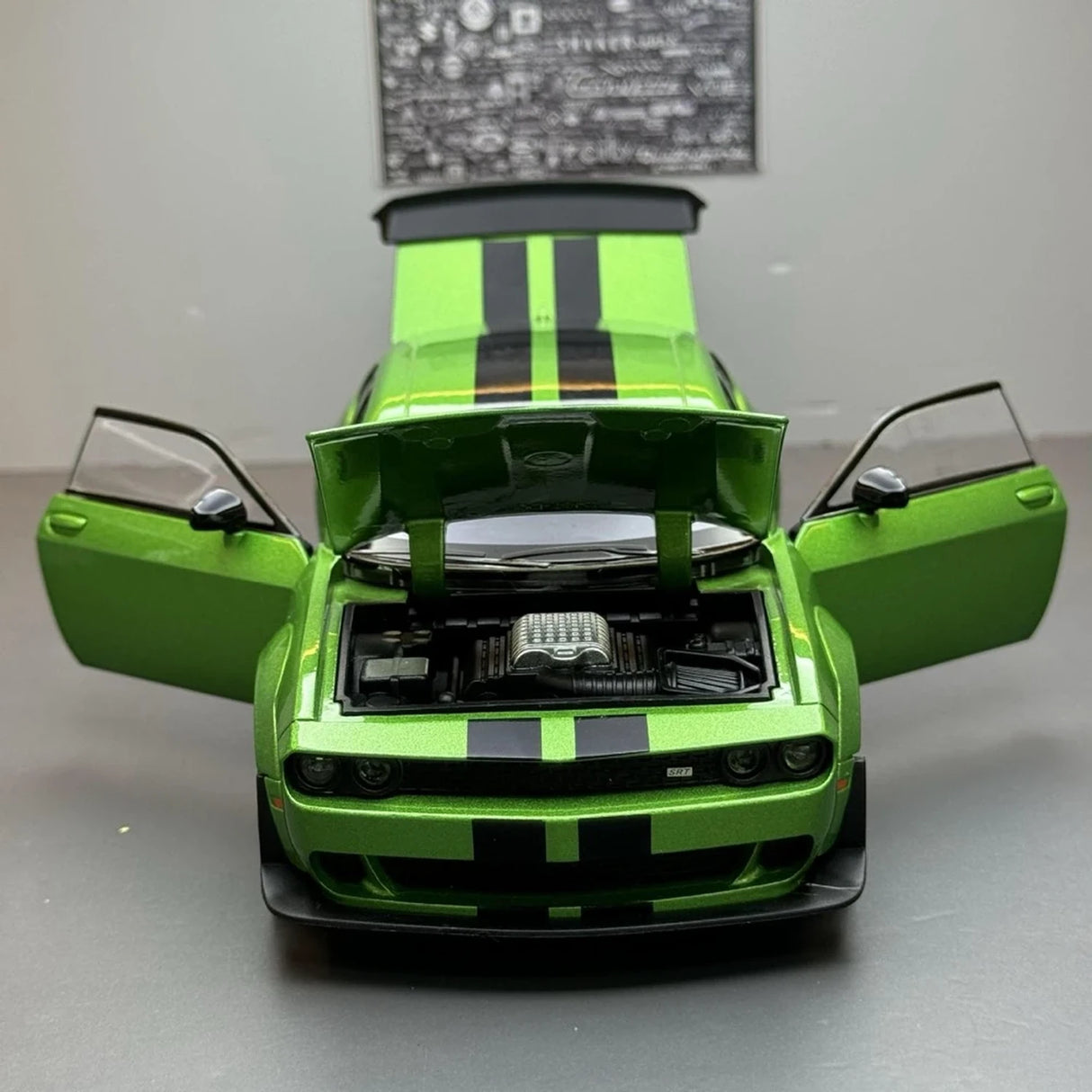Dodge 2018 Challenger SRT Hellcat Green 1:22 – Diecast Display Model Die-Cast