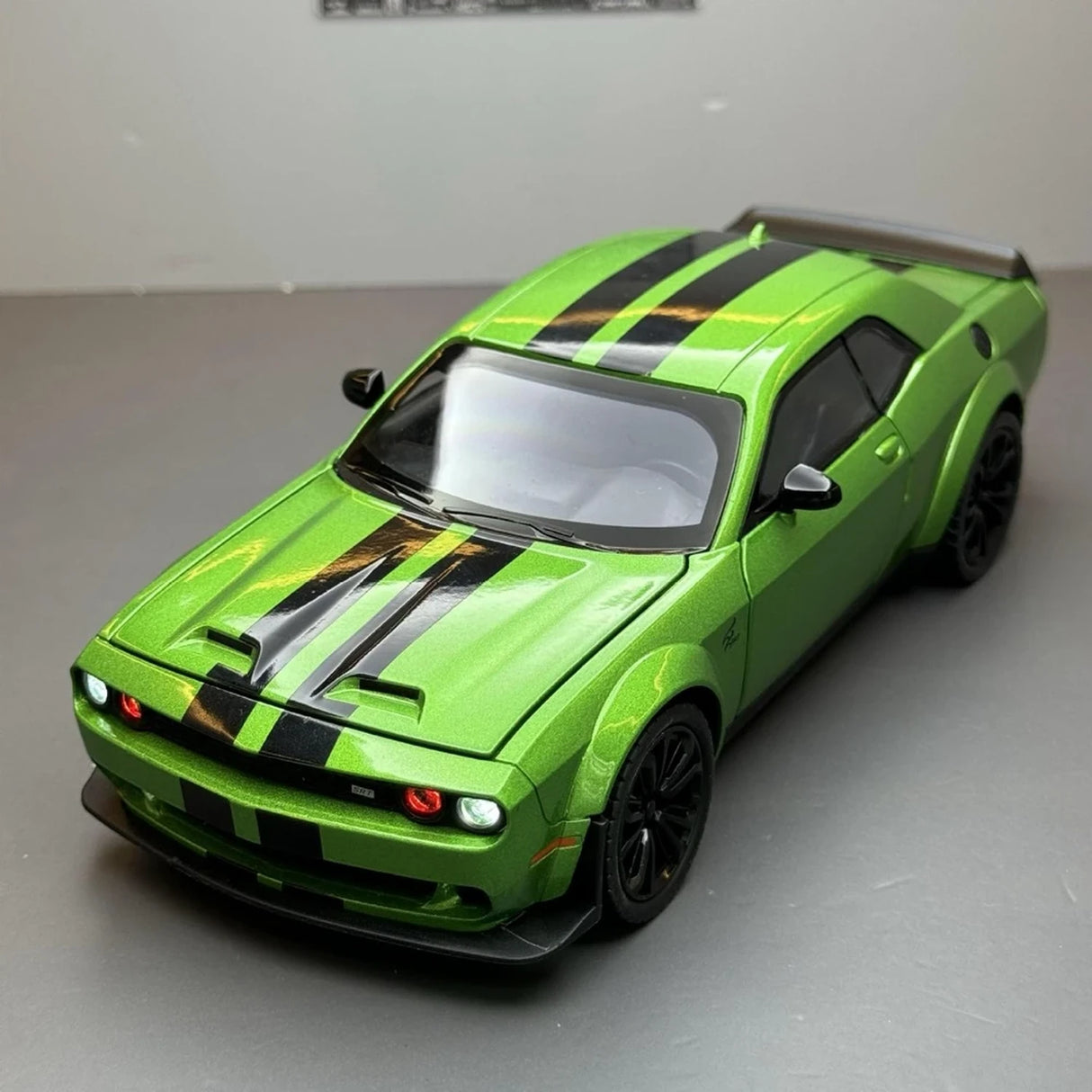 Dodge 2018 Challenger SRT Hellcat Green 1:22 – Diecast Display Model Die-Cast